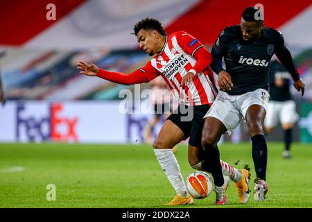 EINDHOVEN, PAESI BASSI - NOVEMBRE 26: Donyell Malen di PSV, Fernando Varela di PAOK durante la partita UEFA Europa League tra PSV e PAOK a Philip Foto Stock