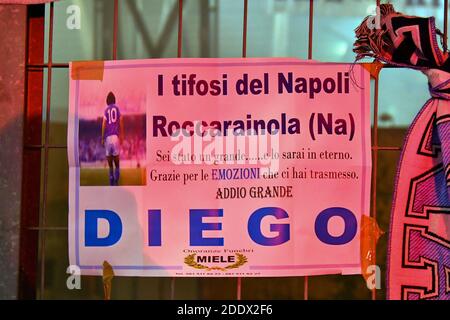 NAPOLI, ITALIA - NOVEMBRE 26: Monumento di rispetto per Diego Maradona prima della partita UEFA Europa League tra Napoli e Rijeka allo stadio di San Paolo Foto Stock