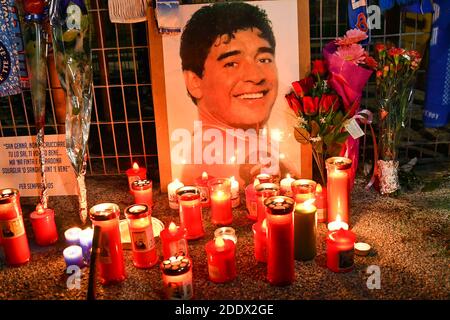 NAPOLI, ITALIA - NOVEMBRE 26: Monumento di rispetto per Diego Maradona prima della partita UEFA Europa League tra Napoli e Rijeka allo stadio di San Paolo Foto Stock