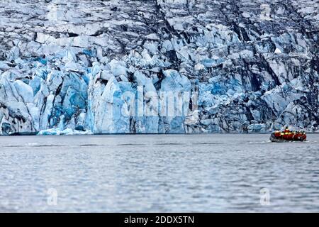 I turisti in una barca di gomma al ghiacciaio Joekulsarlon Laguna, a sud dell'Islanda Foto Stock