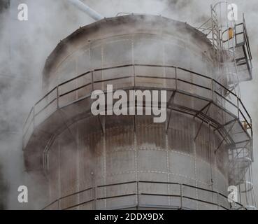 Un asciugatore di grano su un giorno freddo Foto Stock