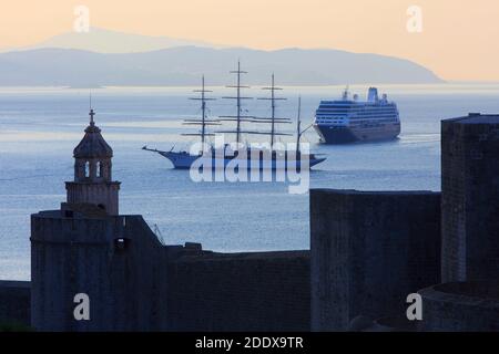 La nuvola di mare con corteccia a 4 alberi e il viaggio Azamara per l'ancora nella baia fuori dalla splendida città vecchia medievale di Dubrovnik, Croazia all'alba Foto Stock