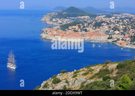 Il 4-albero abbaia Sea Cloud (la nave a vela più romantica a galla) per l'ancora nella baia fuori della bella città medievale di Dubrovnik, Croazia Foto Stock