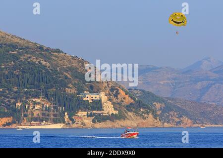 I turisti che parapendio attraverso la corteccia a 4 alberi Sea Cloud (la nave a vela più romantica a galla) fuori della città medievale di Dubrovnik, Croazia Foto Stock