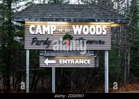 Un cartello di legno all'entrata del Camp-of-the-Woods, un resort / campo e centro conferenze di famiglia cristiana situato a Speculator, NY, sul lago Pleasant Foto Stock