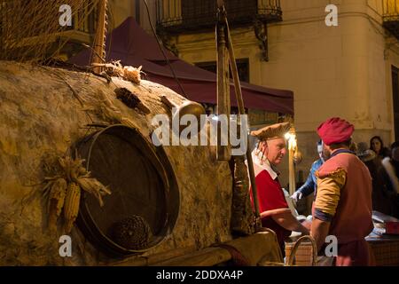 Il mercato medievale annuale si è tenuto a Orihuela, Alicante, Spagna. Questa fotografia è del panificio mobile di un tipo che risale ai tempi antichi. Foto Stock