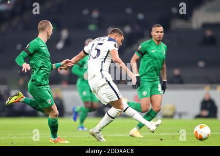 LONDRA, INGHILTERRA. 26 NOVEMBRE Tottenham in avanti Carlos Vinicius spara a segnare durante la partita UEFA Europa League Group J tra Tottenham Hotspur e PFC Ludogorets Razgrad al Tottenham Hotspur Stadium di Londra giovedì 26 novembre 2020. (Credit: Jon Bromley | MI News) Credit: MI News & Sport /Alamy Live News Foto Stock