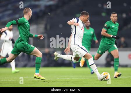 LONDRA, INGHILTERRA. 26 NOVEMBRE Tottenham in avanti Carlos Vinicius spara a segnare durante la partita UEFA Europa League Group J tra Tottenham Hotspur e PFC Ludogorets Razgrad al Tottenham Hotspur Stadium di Londra giovedì 26 novembre 2020. (Credit: Jon Bromley | MI News) Credit: MI News & Sport /Alamy Live News Foto Stock