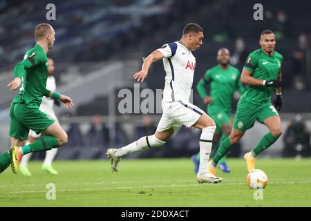 LONDRA, INGHILTERRA. 26 NOVEMBRE Tottenham forward Carlos Vinicius rompe la difesa durante la partita UEFA Europa League Group J tra Tottenham Hotspur e PFC Ludogorets Razgrad al Tottenham Hotspur Stadium di Londra giovedì 26 novembre 2020. (Credit: Jon Bromley | MI News) Credit: MI News & Sport /Alamy Live News Foto Stock