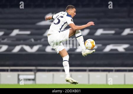 LONDRA, INGHILTERRA. 26 NOVEMBRE Tottenham Forward Carlos Vinicius controlla la palla durante la partita UEFA Europa League Group J tra Tottenham Hotspur e PFC Ludogorets Razgrad al Tottenham Hotspur Stadium di Londra giovedì 26 novembre 2020. (Credit: Jon Bromley | MI News) Credit: MI News & Sport /Alamy Live News Foto Stock