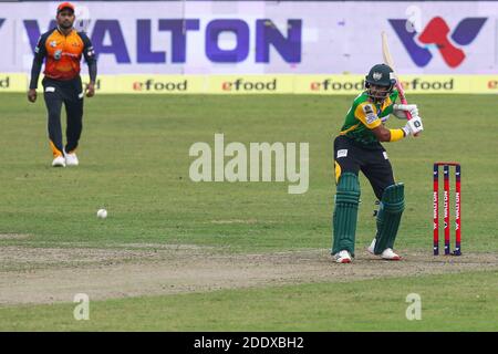 Dhaka, Bangladesh. 26 Nov 2020. Il giocatore di cricket Gemcon Khulna Shakib al Hasan ha visto in azione durante la Bangabandhu T20 Cup 2020 tra il gruppo di ministri Rajshahi e Gemcon Khulna allo Sher-e-Bangla National Cricket Stadium di Dhaka. Credit: SOPA Images Limited/Alamy Live News Foto Stock