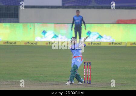 Dhaka, Bangladesh. 26 Nov 2020. Il cricket del gruppo Gazi Liton Kumar Das visto in azione durante la Bangabandhu T20 Cup 2020 tra Gazi Group Chattagram e Beximco Dhaka allo Sher-e-Bangla National Cricket Stadium di Dhaka. Credit: SOPA Images Limited/Alamy Live News Foto Stock