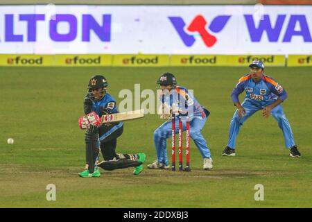 Dhaka, Bangladesh. 26 Nov 2020. Il giocatore di cricket Beximco Dhaka Mushfiqur Rahim ha visto in azione durante la Bangabandhu T20 Cup 2020 tra Gazi Group Chattagram e Beximco Dhaka allo Sher-e-Bangla National Cricket Stadium di Dhaka. Credit: SOPA Images Limited/Alamy Live News Foto Stock