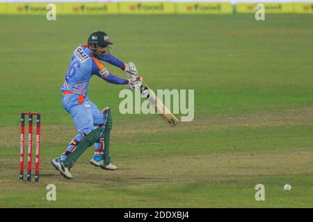 Dhaka, Bangladesh. 26 Nov 2020. Il cricket del gruppo Gazi Liton Kumar Das visto in azione durante la Bangabandhu T20 Cup 2020 tra Gazi Group Chattagram e Beximco Dhaka allo Sher-e-Bangla National Cricket Stadium di Dhaka. Credit: SOPA Images Limited/Alamy Live News Foto Stock