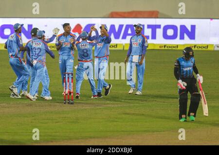 Dhaka, Bangladesh. 26 Nov 2020. I giocatori di cricket del gruppo Gazi Chattagram celebrano un gol durante la Bangabandhu T20 Cup 2020 tra Gazi Group Chattagram e Bexinco Dhaka allo Sher-e-Bangla National Cricket Stadium di Dhaka. Credit: SOPA Images Limited/Alamy Live News Foto Stock