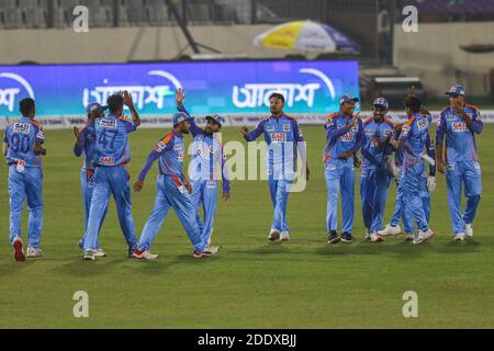 Dhaka, Bangladesh. 26 Nov 2020. I giocatori di cricket del gruppo Gazi Chattagram celebrano un gol durante la Bangabandhu T20 Cup 2020 tra Gazi Group Chattagram e Bexinco Dhaka allo Sher-e-Bangla National Cricket Stadium di Dhaka. Credit: SOPA Images Limited/Alamy Live News Foto Stock