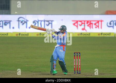 Dhaka, Bangladesh. 26 Nov 2020. Il giocatore di cricket del gruppo Gazi, Soumya Sarkar, visto in azione durante la Bangabandhu T20 Cup 2020 tra Gazi Group Chattagram e Beximco Dhaka allo Sher-e-Bangla National Cricket Stadium di Dhaka. Credit: SOPA Images Limited/Alamy Live News Foto Stock