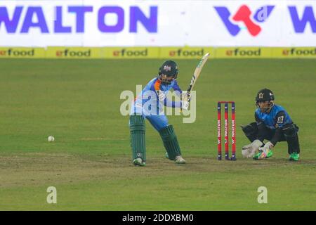 Dhaka, Bangladesh. 26 Nov 2020. Gazi Group Chattagram Cricket player Mominul Haque visto in azione durante la Bangabandhu T20 Cup 2020 tra Gazi Group Chattagram e Beximco Dhaka allo Sher-e-Bangla National Cricket Stadium di Dhaka. Credit: SOPA Images Limited/Alamy Live News Foto Stock