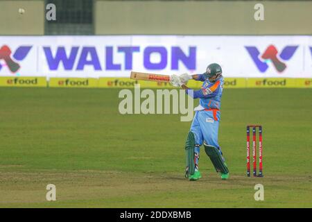 Dhaka, Bangladesh. 26 Nov 2020. Il giocatore di cricket del gruppo Gazi, Soumya Sarkar, visto in azione durante la Bangabandhu T20 Cup 2020 tra Gazi Group Chattagram e Beximco Dhaka allo Sher-e-Bangla National Cricket Stadium di Dhaka. Credit: SOPA Images Limited/Alamy Live News Foto Stock