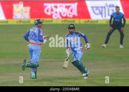 Dhaka, Bangladesh. 26 Nov 2020. Il giocatore di cricket del gruppo Gazi Chattagram Soumya Sarkar (L) e Liton Kumar Das (R) sono visti in azione durante la Bangabandhu T20 Cup 2020 tra Gazi Group Chattagram e Bexinco Dhaka allo Sher-e-Bangla National Cricket Stadium di Dhaka. Credit: SOPA Images Limited/Alamy Live News Foto Stock