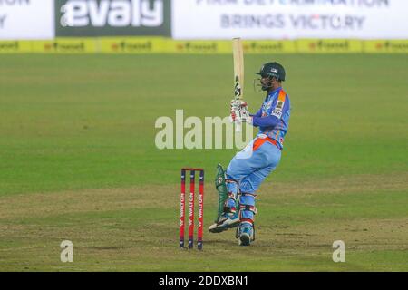 Dhaka, Bangladesh. 26 Nov 2020. Il cricket del gruppo Gazi Liton Kumar Das visto in azione durante la Bangabandhu T20 Cup 2020 tra Gazi Group Chattagram e Beximco Dhaka allo Sher-e-Bangla National Cricket Stadium di Dhaka. Credit: SOPA Images Limited/Alamy Live News Foto Stock