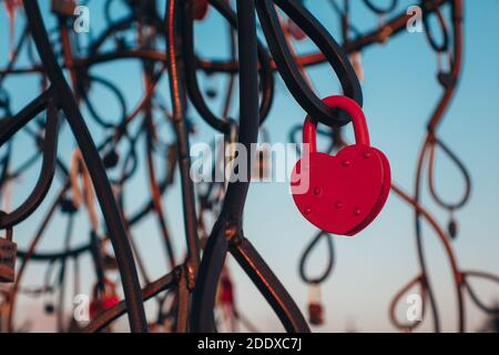 Primo piano del castello sull'albero metallico degli sposi novelli innamorati sotto forma di cuore, simbolo di amore eterno. Concetto di San Valentino. Foto Stock