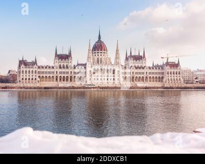 Edificio del parlamento ungherese in inverno. La neve si trova sulla riva del fiume, Budapest, Ungheria Foto Stock