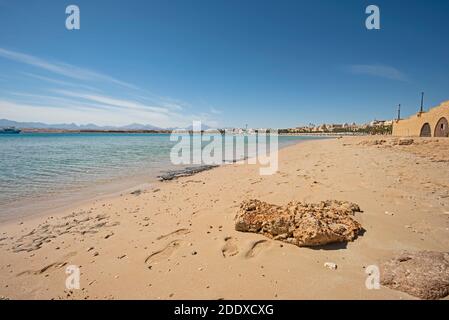 Vista da vicino su una vuota spiaggia tropicale in riva resort all'oceano aperto con orizzonte in distanza Foto Stock