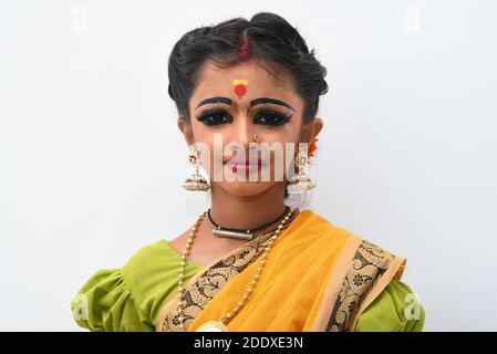 Bella ragazza indiana donna capretto che indossa sari o saree come folk indiano, danza classica posa indossare abito tradizionale per la femmina Kerala, India Foto Stock