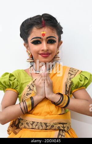 Bella ragazza indiana donna capretto che indossa sari o saree come folk indiano, danza classica posa indossare abito tradizionale per la femmina Kerala, India Foto Stock