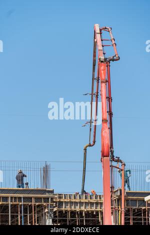 "RAK, RAK, Emirati Arabi Uniti - 11/21/2020: Camion di pomper idrallici di cemento o cemento e lavoratori che versano calcestruzzo in una casa residenziale. IND Foto Stock