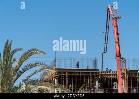 "RAK, RAK, Emirati Arabi Uniti - 11/21/2020: Camion di pomper idrallici di cemento o cemento e lavoratori che versano calcestruzzo in una casa residenziale. IND Foto Stock