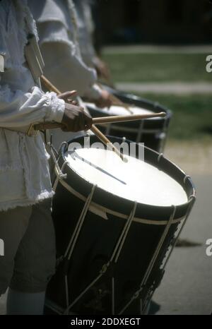 I batteristi in uniformi coloniali bianche marciano in una sfilata del Memorial Day a Williamsburg, Virginia, Foto Stock