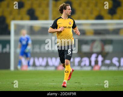 Dresda, Germania. 25 Nov 2020. Calcio: Terza divisione, SG Dynamo Dresden - SpVgg Unterhaching, 12 ° giorno, al Rudolf-Harbig-Stadium dynamos Yannick Stark. Credit: Robert Michael/dpa-Zentralbild/dpa/Alamy Live News Foto Stock