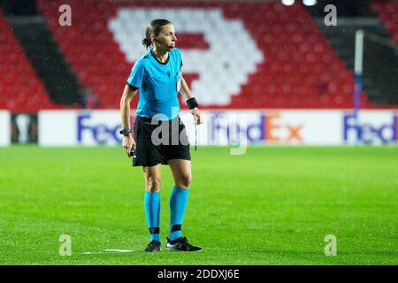 Stephanie Frappart, arbitro durante la UEFA Europa League, partita di calcio del Gruppo e tra Granada CF e Omonia Nicosia su N / LM Foto Stock