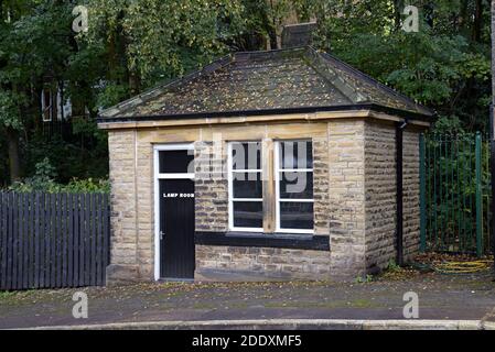 L'edificio originale vittoriano lampada sala alla fine della piattaforma alla stazione ferroviaria di Hebden Bridge, Yorkshire, Regno Unito Foto Stock