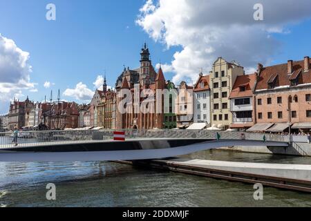 Gdansk, Polonia - 6 settembre 2020: Il ponte rotante di San Spirito all'isola Granaria sul fiume Motława Foto Stock