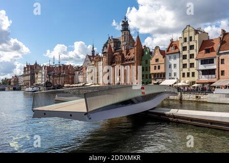 Gdansk, Polonia - 6 settembre 2020: Il ponte rotante di San Spirito all'isola Granaria sul fiume Motława Foto Stock