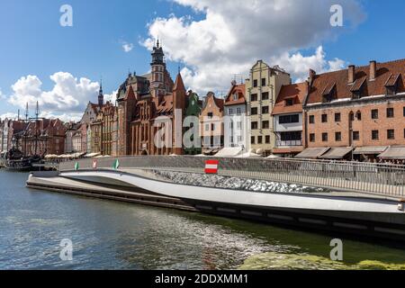 Gdansk, Polonia - 6 settembre 2020: Il ponte rotante di San Spirito all'isola Granaria sul fiume Motława Foto Stock