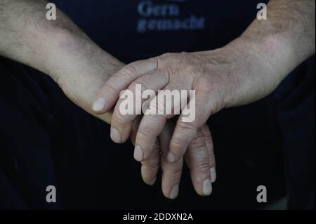 una mano che tocca l'altra, la percezione tattile e aptica umana Foto Stock
