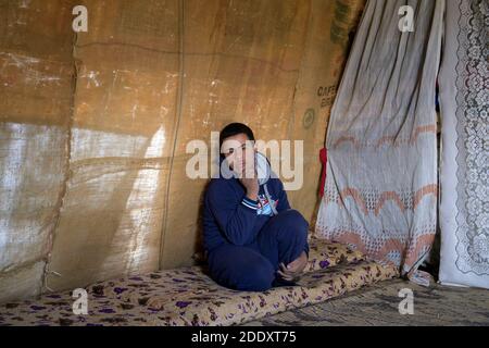 Un ragazzo handicappato all'interno della tenda beduina vicino ad Amann, Jordan il 2017-02-23 Foto Stock