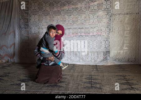 Madre e suo figlio all'interno della tenda beduina vicino Amann, Giordania, il 2017-02-23 Foto Stock