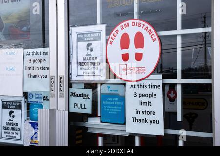 Courtenay, Vancouver Island, Canada - Novembre 21,2020: Vista della maschera di segno richiesta all'entrata del negozio a causa della prevenzione COVID-19. Costruzione pandemica Foto Stock