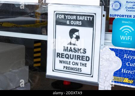 Courtenay, Vancouver Island, Canada - Novembre 21,2020: Vista della maschera di segno richiesta all'entrata del negozio a causa della prevenzione COVID-19. Costruzione pandemica Foto Stock