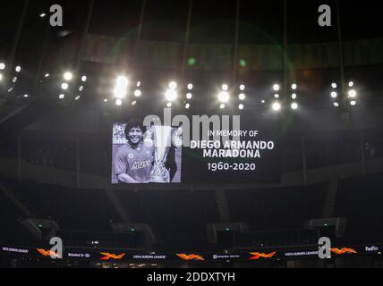 Londra, Regno Unito. 26 Nov 2020. Foto scattata il 26 novembre 2020 mostra la commemorazione di Diego Maradona sul grande schermo durante la partita UEFA Europa League Group J tra Tottenham Hotspur e Ludogorets Razgrad a Londra, Gran Bretagna. Credit: Han Yan/Xinhua/Alamy Live News Foto Stock