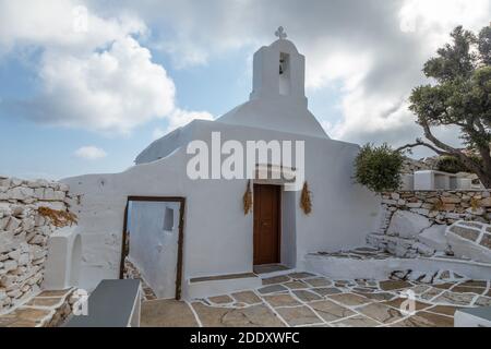 Vista della piccola Chiesa di Panagia Paleokastritsa all'interno delle rovine del castello di Palaiokastro. Isola di iOS, Grecia. Foto Stock