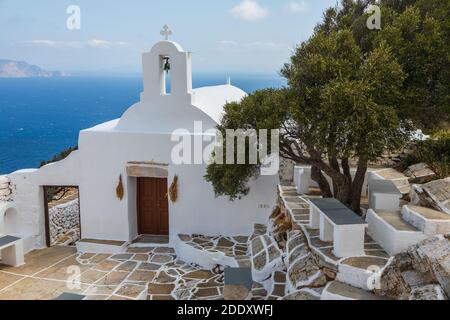 Vista della piccola Chiesa di Panagia Paleokastritsa all'interno delle rovine del castello di Palaiokastro. Isola di iOS, Grecia. Foto Stock