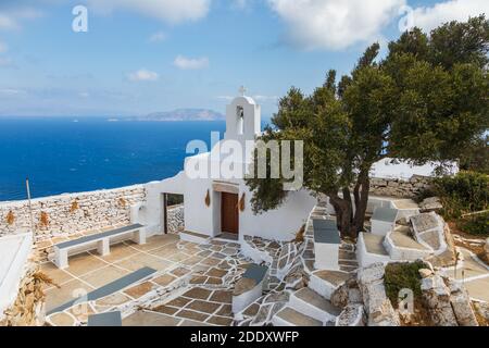 Vista della piccola Chiesa di Panagia Paleokastritsa all'interno delle rovine del castello di Palaiokastro. Isola di iOS, Grecia. Foto Stock