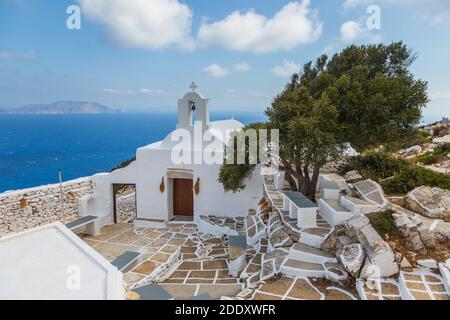 Vista della piccola Chiesa di Panagia Paleokastritsa all'interno delle rovine del castello di Palaiokastro. Isola di iOS, Grecia. Foto Stock