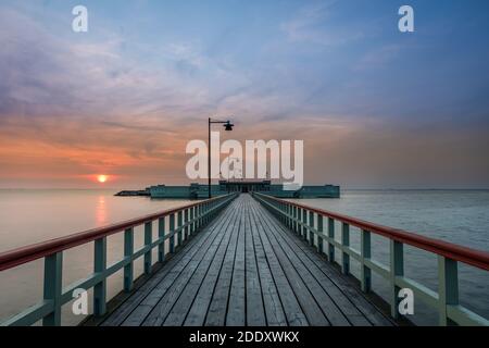 Tramonto al molo di Ribersborg Kallbadhus in Malmö Svezia Foto Stock